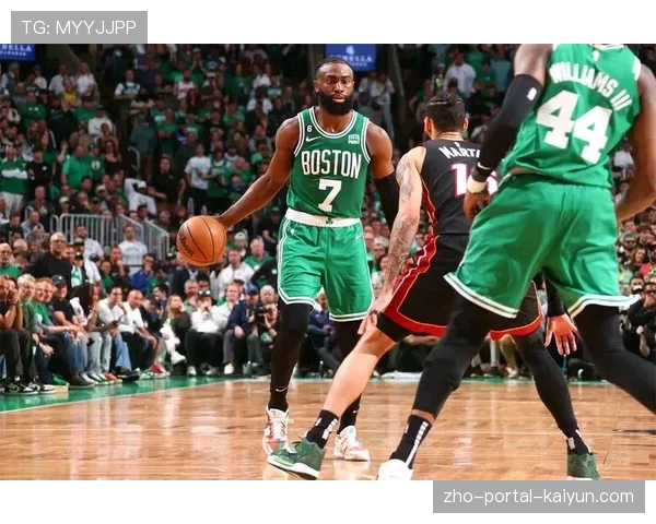 凯尔特人无限换防体系成功切割太阳球星连线,团队防守深度压制巨星单打 凯尔特人无限换防体系成功切割太阳球星连线,团队防守深度压制巨星单打